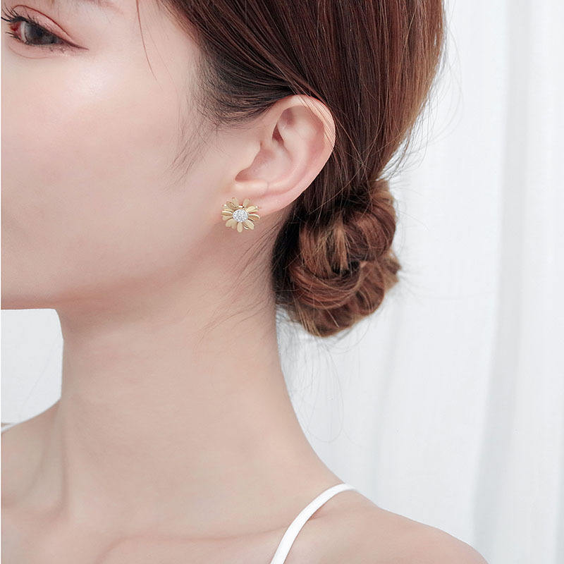 Daisy Flower Stud Earrings